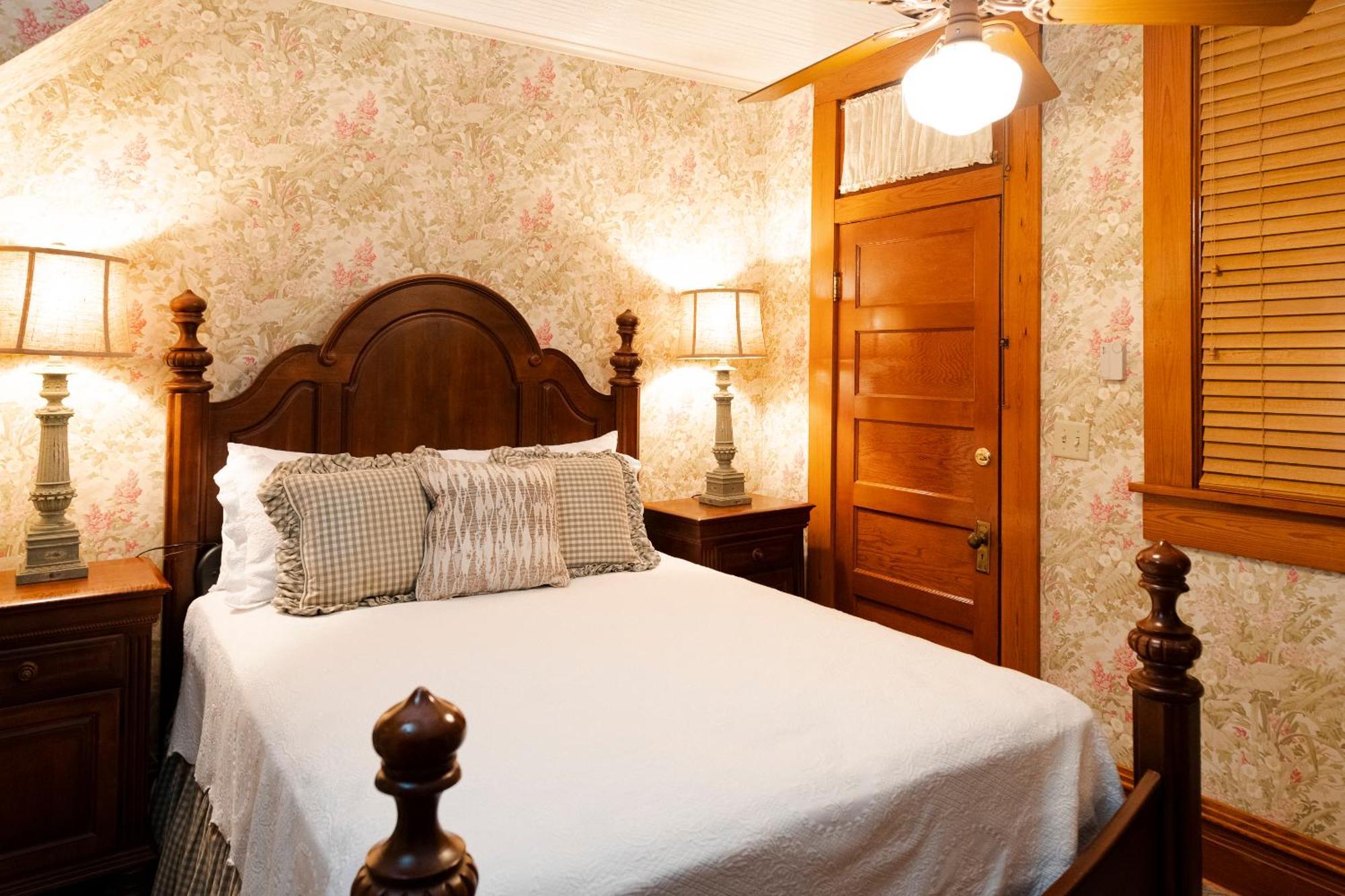 Captain Henderson House Hotel Аркаделфия Стая снимка
